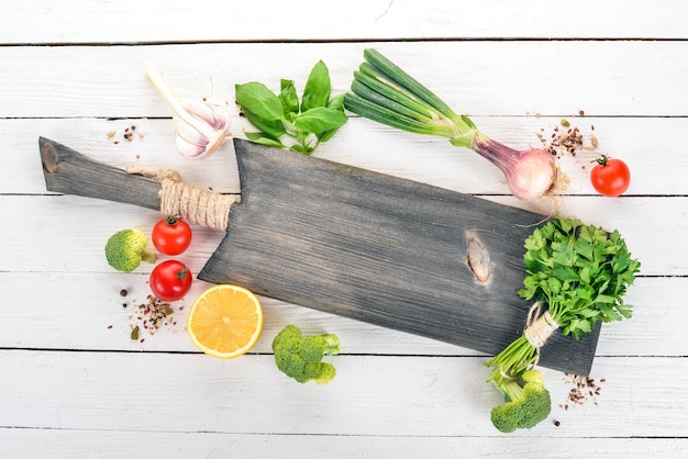 kawałki warzyw i ziół na desce